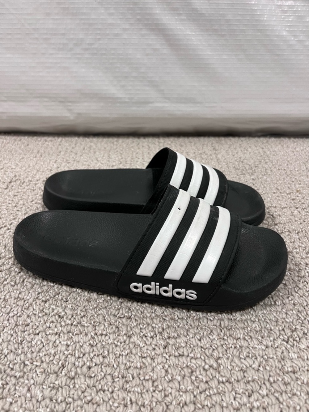 adidas Kids  Black White Striped Logo Slide Sandals Comfort Kids size 4,